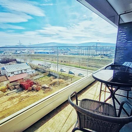 Super Apartments Near Airport With Shop & Free Parking Iasi Exteriör bild
