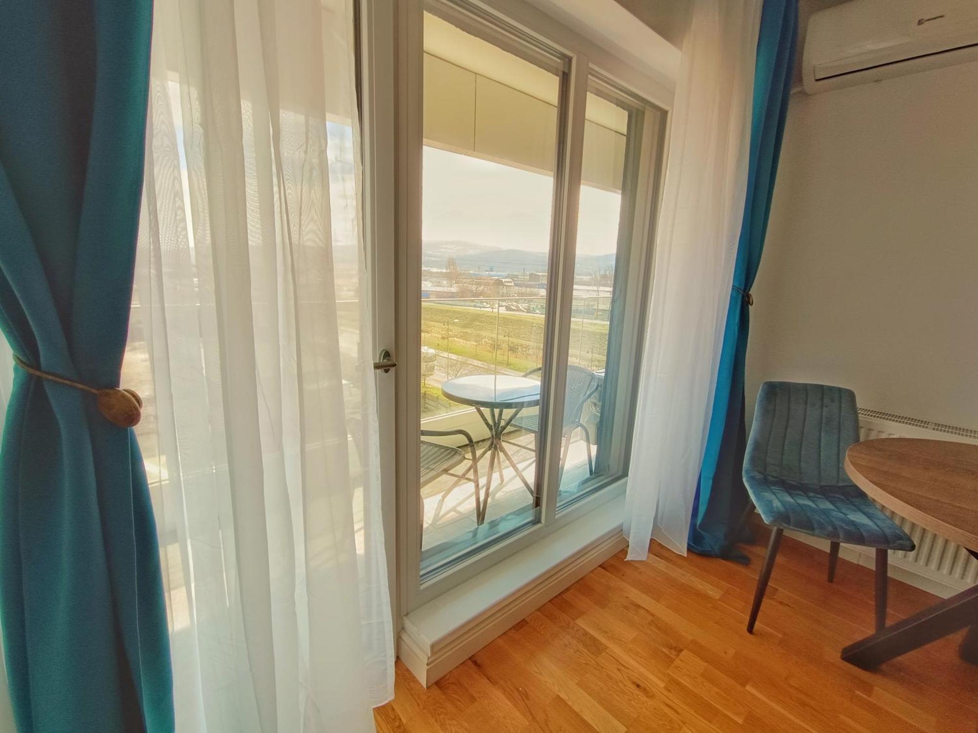 Super Apartments Near Airport With Shop & Free Parking Iasi Exteriör bild